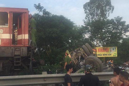 Tàu hỏa đâm xe tải nát bét, tài xế thoát chết trong gang tấc