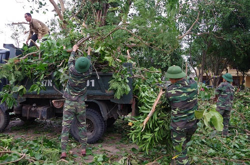 Lực lượng vũ trang Quân khu 4 nỗ lực giúp dân khắc phục hậu quả bão