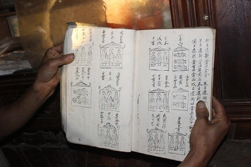 Chuyện bảo tồn sách cổ của người Dao vùng sơn cước