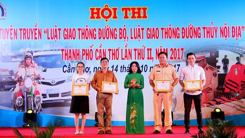 Đẩy mạnh tuyên truyền,  nâng cao ý thức tham gia giao thông