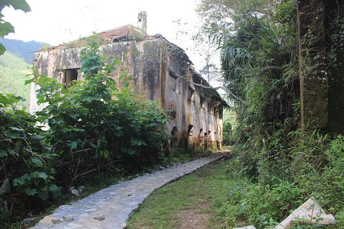 Sự thực về bức tường nhà tự dưng biến thành màu đỏ như máu tươi