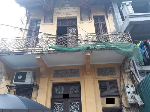 Bé trai bị bố đẻ và mẹ kế bạo hành kể về 3 lần chạy trốn bất thành