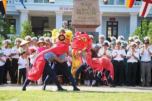 Ấm lòng hình ảnh chiến sỹ đón Tết sớm ở Trường Sa, Sốp Cộp