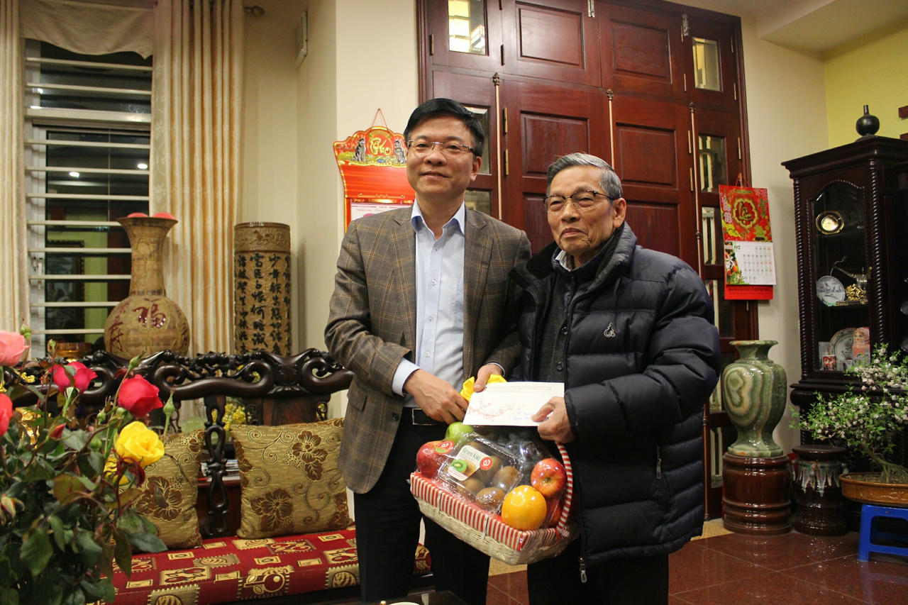 Bộ trưởng Lê Thành Long thăm, chúc Tết gia đình các đồng chí nguyên lãnh đạo Bộ