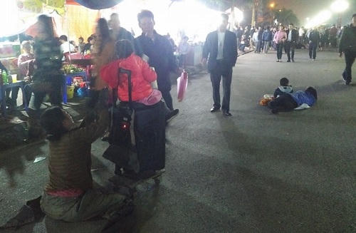 Ái ngại với cảnh "đội quân"  ăn xin, “lê lết” tại lễ hội Đền Trần Nam Định 