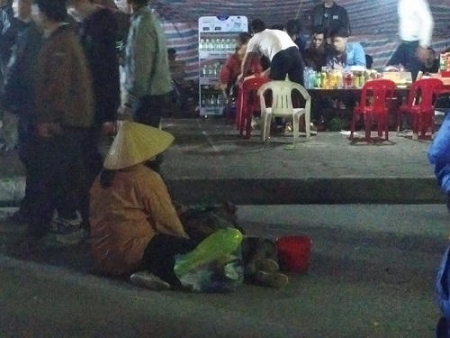 Ái ngại với cảnh "đội quân"  ăn xin, “lê lết” tại lễ hội Đền Trần Nam Định 