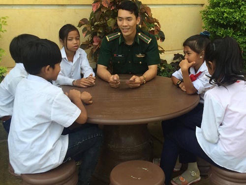 Người lính trẻ “cõng” chữ lên biên cương