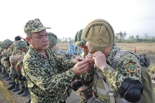 Xem Đặc công lặn sâu 55 mét nhảy dù từ máy bay trực thăng