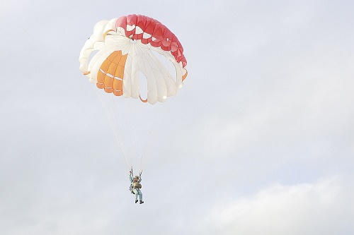 Xem Đặc công lặn sâu 55 mét nhảy dù từ máy bay trực thăng