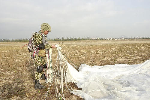 Xem Đặc công lặn sâu 55 mét nhảy dù từ máy bay trực thăng