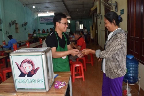 Cơm có thịt giá 5.000 đồng, người lao động nghèo mừng rớt nước mắt