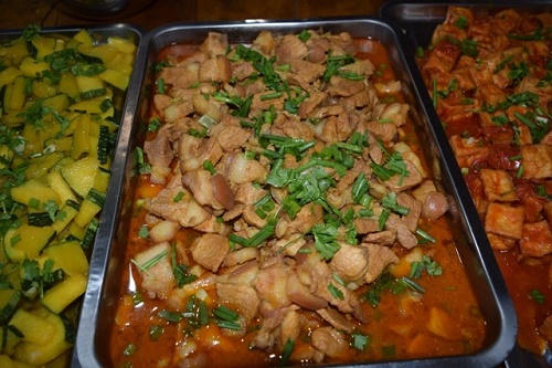 Cơm có thịt giá 5.000 đồng, người lao động nghèo mừng rớt nước mắt