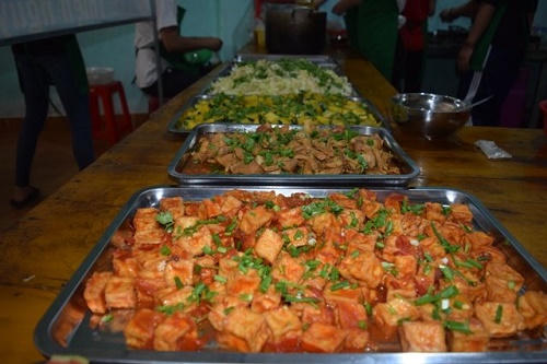 Cơm có thịt giá 5.000 đồng, người lao động nghèo mừng rớt nước mắt