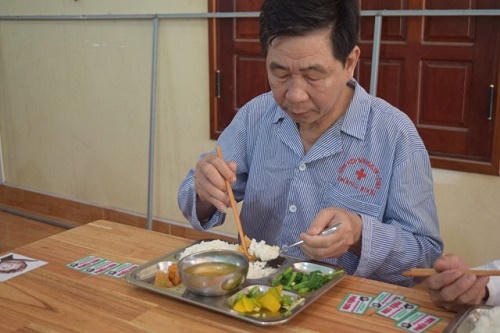 Cơm có thịt giá 5.000 đồng, người lao động nghèo mừng rớt nước mắt