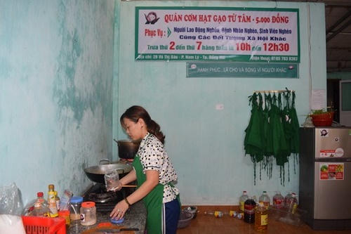 Cơm có thịt giá 5.000 đồng, người lao động nghèo mừng rớt nước mắt