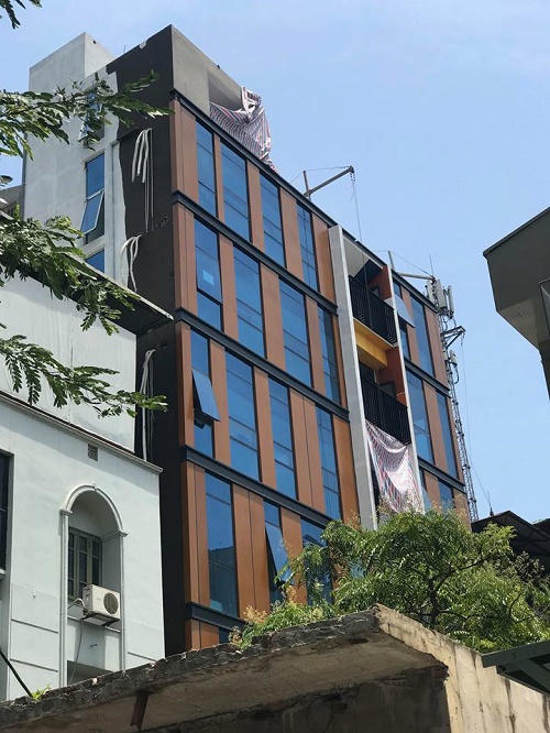 Sập giàn cẩu thi công cửa kính giữa Hà Nội, 2 người cấp cứu