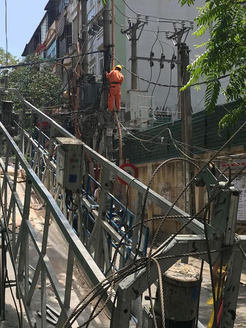 Sập giàn cẩu thi công cửa kính giữa Hà Nội, 2 người cấp cứu