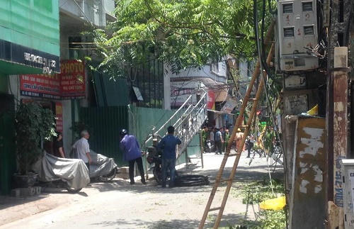 Sập giàn cẩu thi công cửa kính giữa Hà Nội, 2 người cấp cứu