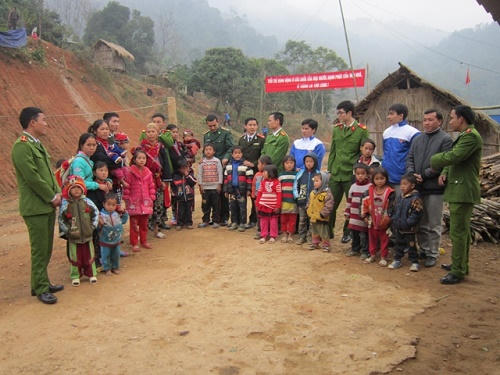 Xót xa 'bản mồ côi' miền biên viễn