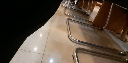 Vụ hai phóng viên bị hành hung: Phát hiện dao và nhiều mảnh vỡ thủy tinh điện thoại tại hiện trường.