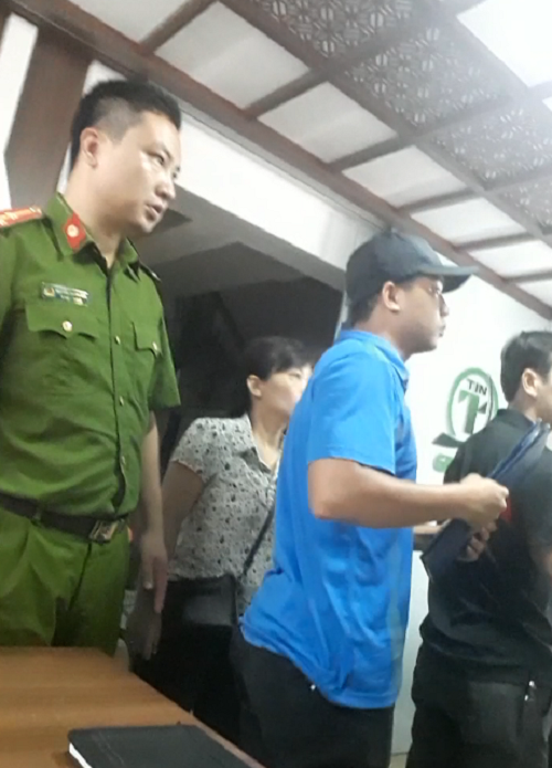 Vụ hai phóng viên bị hành hung: Phát hiện dao và nhiều mảnh vỡ thủy tinh điện thoại tại hiện trường.