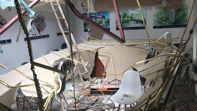 Hà Nội: Đứt cáp cần cẩu, vật liệu xuyên thủng mái nhà điều hành công trình xây dựng