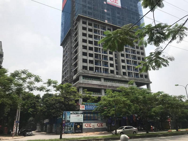 Hà Nội: Đứt cáp cần cẩu, vật liệu xuyên thủng mái nhà điều hành công trình xây dựng