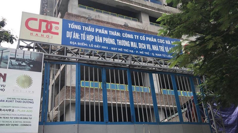 Hà Nội: Đứt cáp cần cẩu, vật liệu xuyên thủng mái nhà điều hành công trình xây dựng