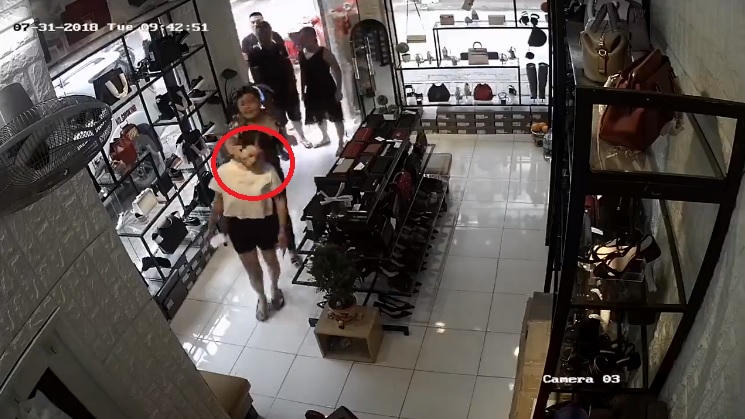 Nhắc nhở ô tô chắn cửa hàng, bố con chủ quán bị đánh dã man?