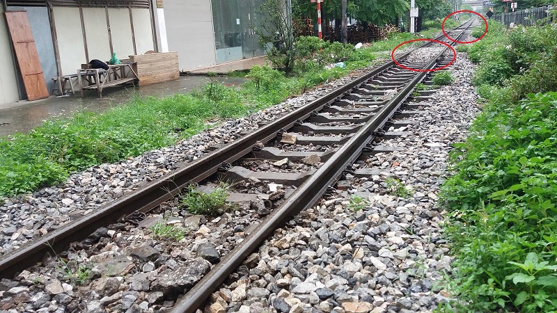 Đi xe máy qua đường sắt, cô dâu trẻ bị tàu cán tử vong