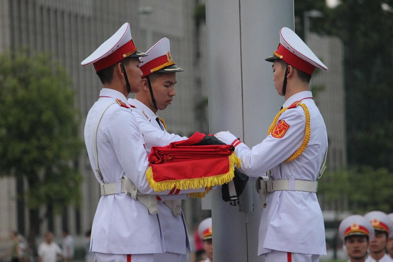 Trang trọng nghi thức treo cờ rủ tại Quảng trường Ba Đình