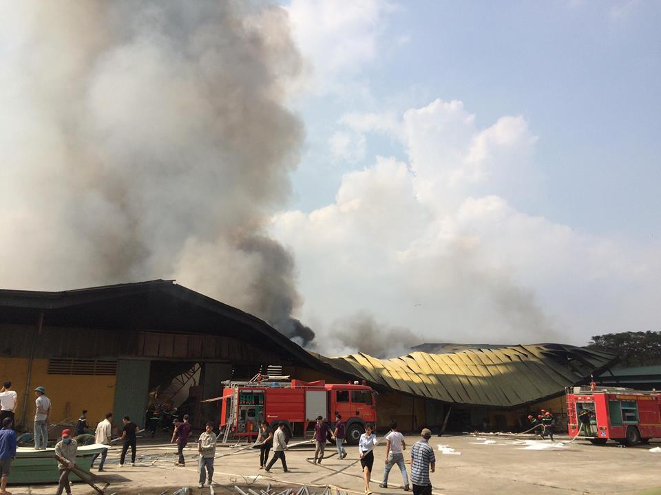 Cháy lớn nhiều giờ tại Công ty Cổ phần dược ở Hưng Yên