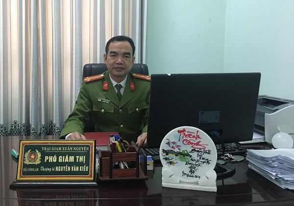 Người phụ nữ rơi nước mắt ngóng Tết sau song sắt