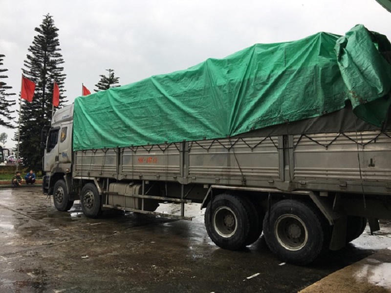 Hơn 12 tấn hàng trôi nổi gắn thương hiệu nổi tiếng chuyển về Hà Nội tiêu thụ