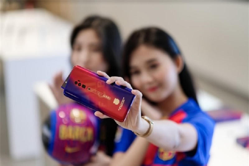 Oppo trình làng Reno Zoom 10x phiên bản Barcelona