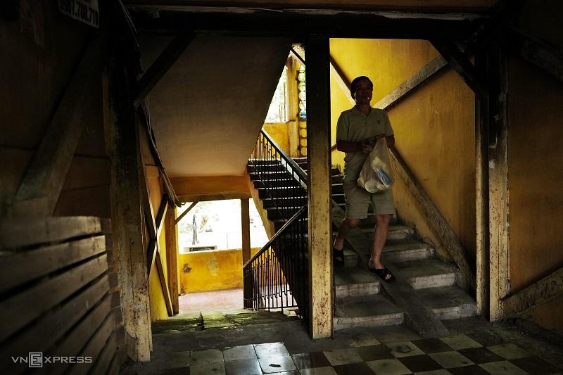 Hà Nội: Biết ngột ngạt, nguy hiểm vẫn ở chung cư cũ xuống cấp