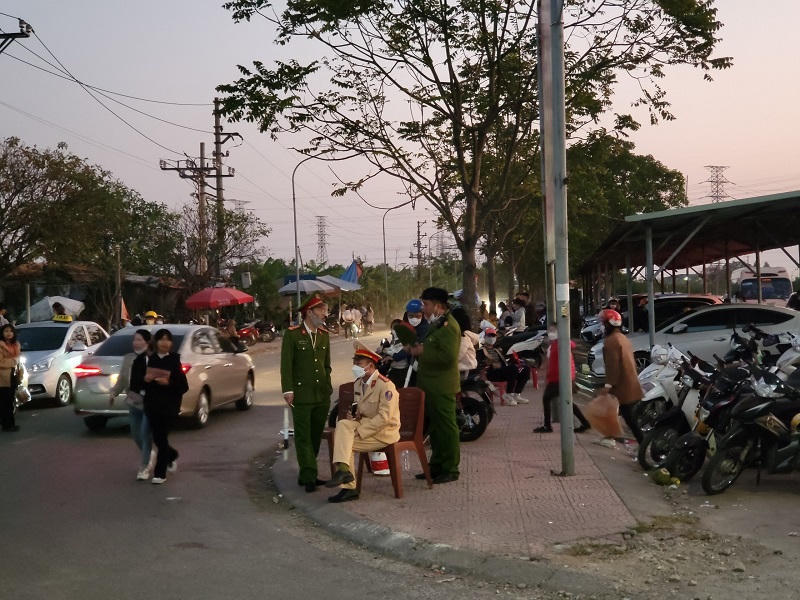 Hàng nghìn người về Bắc Ninh trảy hội chùa Phật Tích