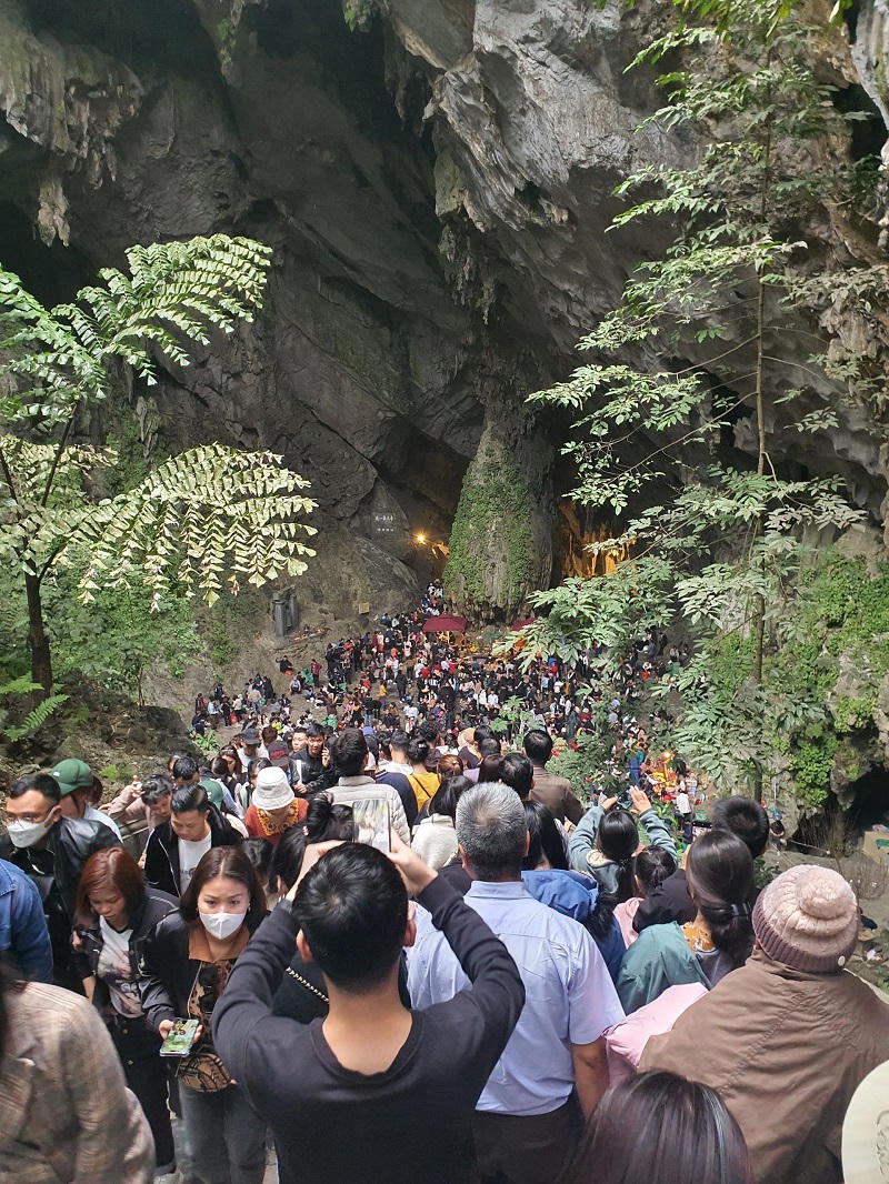 Đầu xuân, người dân hồ hởi đi lễ các chùa gần Hà Nội