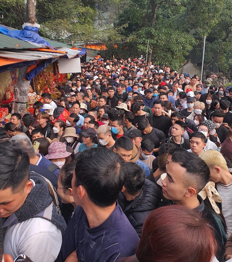 Đầu xuân, người dân hồ hởi đi lễ các chùa gần Hà Nội