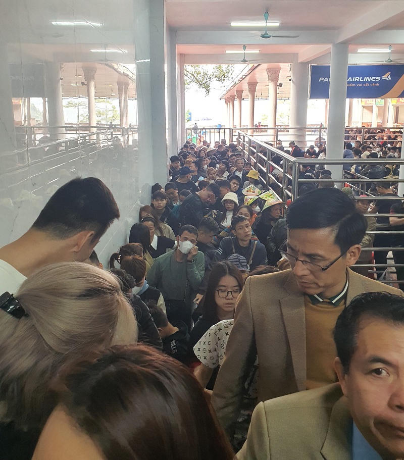 Đầu xuân, người dân hồ hởi đi lễ các chùa gần Hà Nội