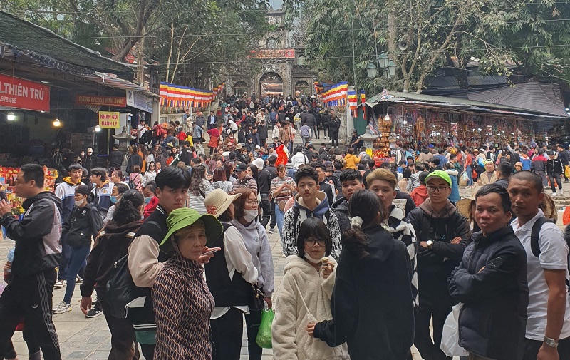 Đầu xuân, người dân hồ hởi đi lễ các chùa gần Hà Nội