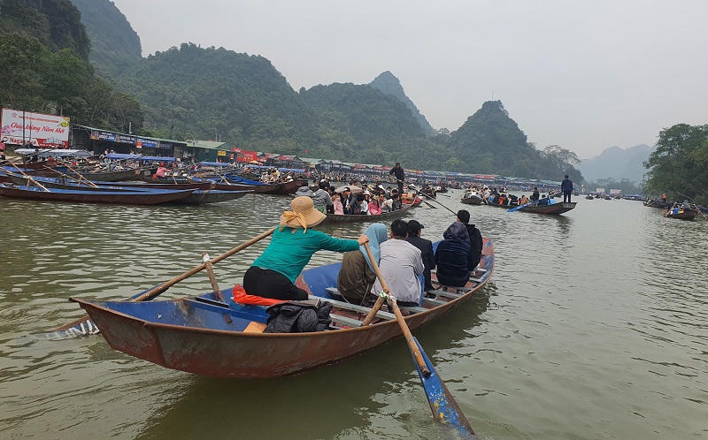 Đầu xuân, người dân hồ hởi đi lễ các chùa gần Hà Nội