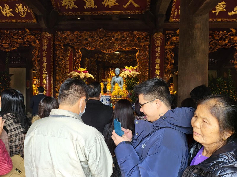 Đầu xuân, người dân hồ hởi đi lễ các chùa gần Hà Nội