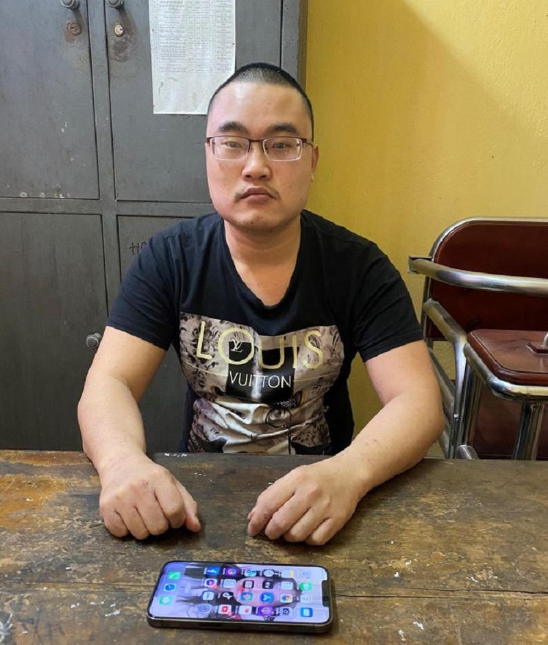 Nam thanh niên giở 'quái chiêu' tráo hàng đắt tiền của shipper