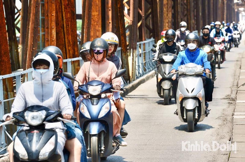 Hà Nội nắng nóng đỉnh điểm, có tuyến phố không ai lưu thông trên đường