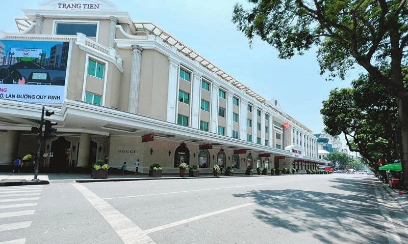 Hà Nội nắng nóng đỉnh điểm, có tuyến phố không ai lưu thông trên đường