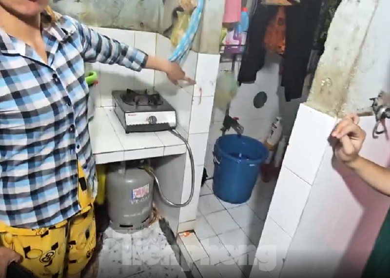 Người chồng ghen tuông hành hạ vợ như thời trung cổ