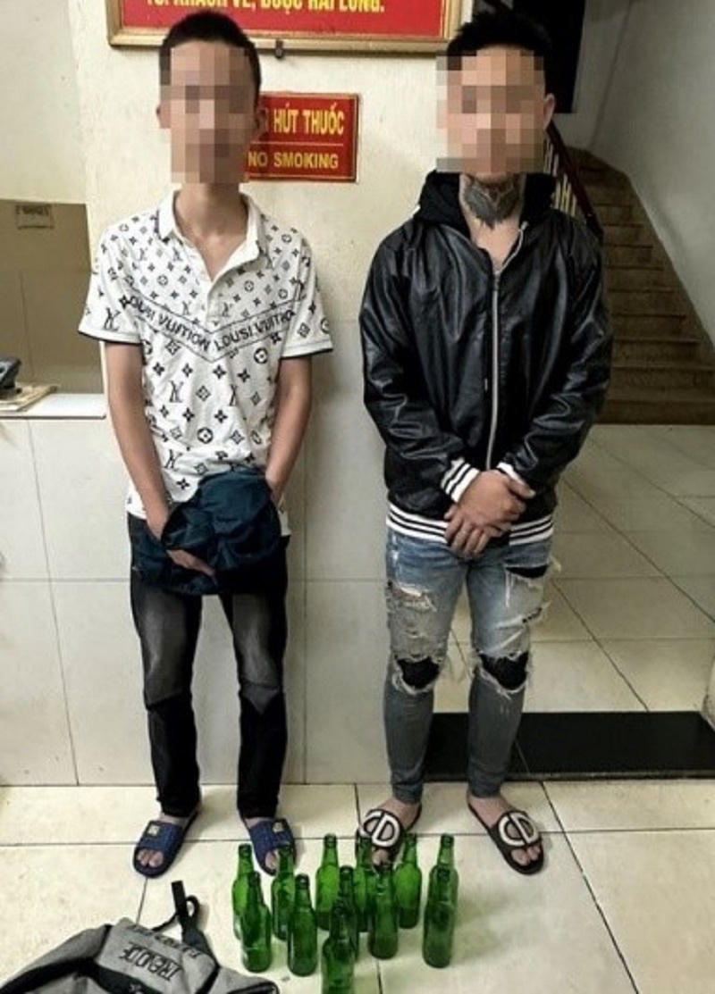 Phát hiện 2 thiếu niên Hà Nội mang 12 vỏ chai bia 'đi trả thù' lúc nửa đêm