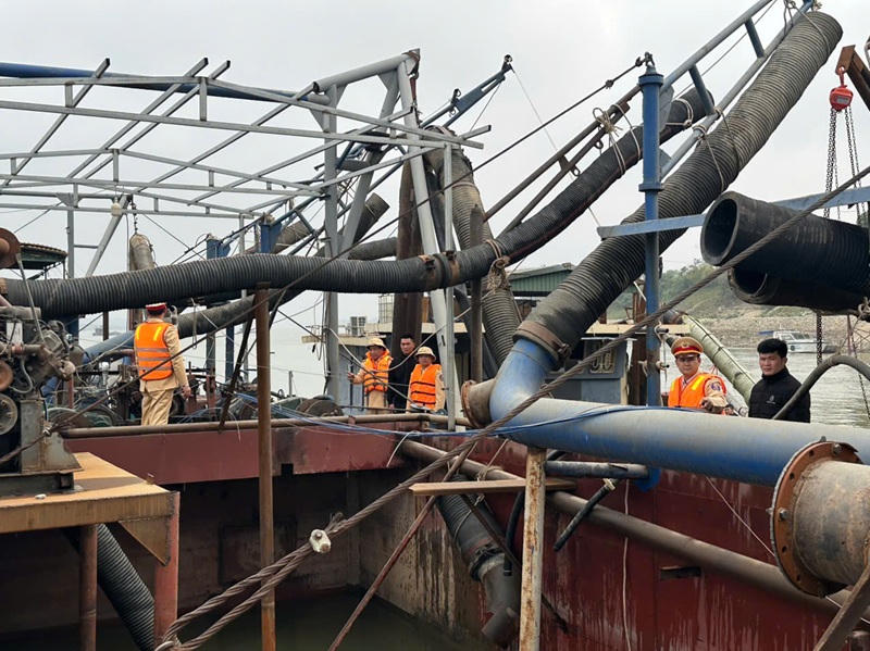 Bắt giữ 3 tàu hút cát trái phép trong đêm trên sông Hồng đoạn qua Hà Nội