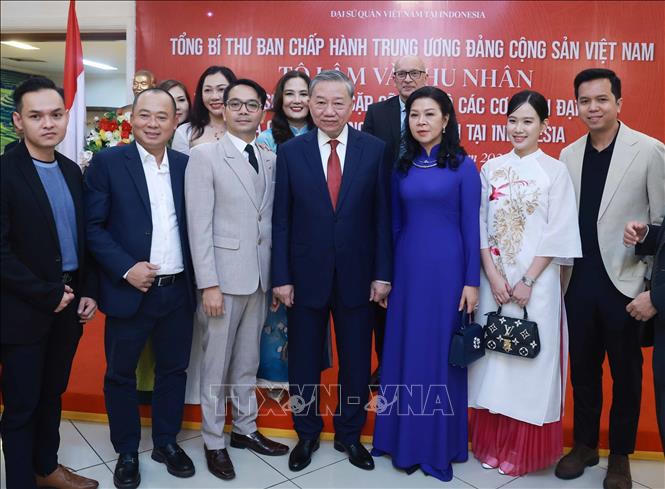 Tổng Bí thư thăm Đại sứ quán, gặp gỡ cán bộ các cơ quan đại diện và cộng đồng người Việt Nam tại Indonesia